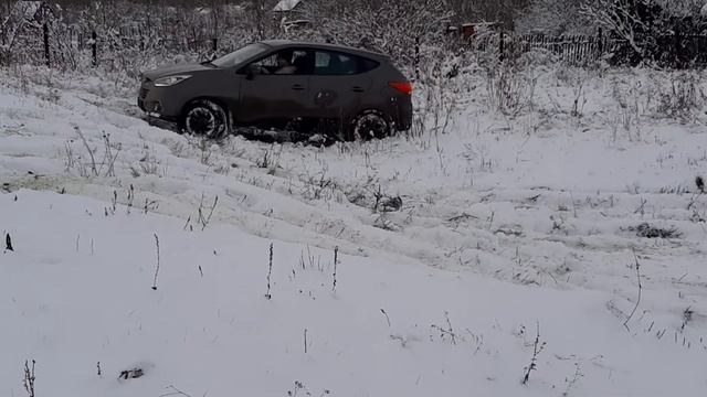 Hyundai Ix 35, покоряет  маленькую но коварную зимнию горку. Тест полного привода.