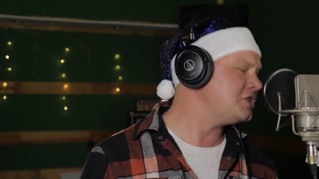 ОРИГИНАЛЬНОЕ НОВОГОДНЕЕ ПОЗДРАВЛЕНИЕ - ПЕСНЯ ОТ КОМАНДЫ МОГУЧУДМУРТ! смотреть онлайн