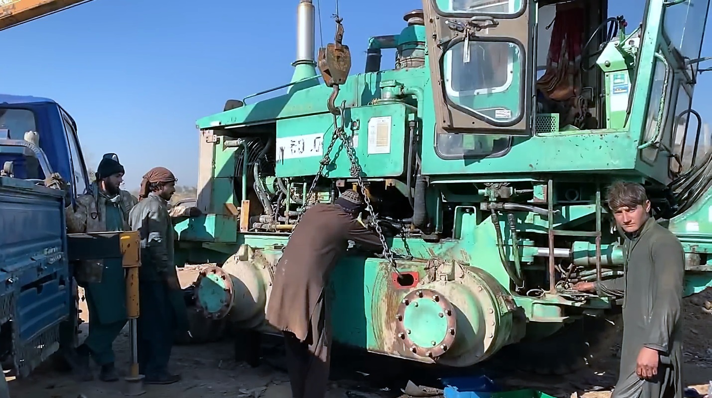 Пакистанцы-механики показали, как обслуживают трансмиссию автогрейдера Caterpillar массой 12,5 тонн смотреть онлайн