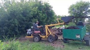 самодельный минипогрузчик с двигателем УМЗ 5 в работе.погрузка.