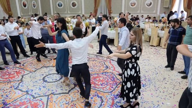 Друзья жениха поддержали на кумыкской свадьбе. Подарили цветы маме. Дагестанская свадьба. смотреть онлайн