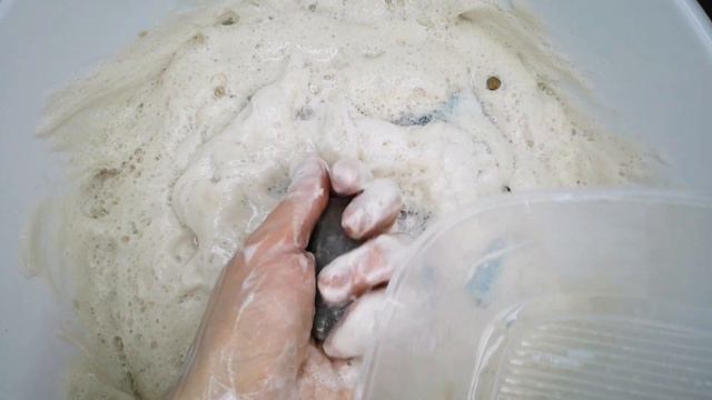 РАЗМОКШЕЕ ДЕГТЯРНОЕ МЫЛО 🤤 С ЖЁСТКОЙ ГУБКОЙ 🧽 смотреть онлайн