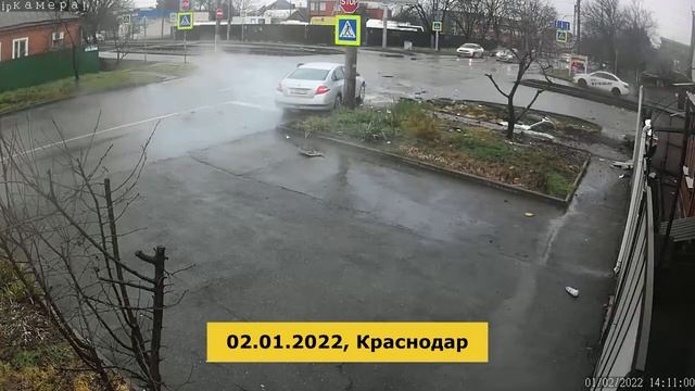 «Ниссан» и «Лада» столкнулись на перекрестке в Краснодаре смотреть онлайн