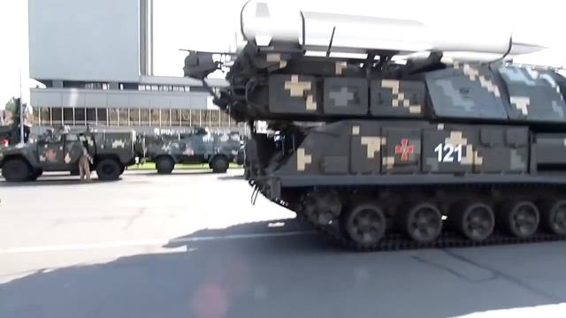 Огромная колонна военной техники возле Киевского Цирка 20 августа 2021 смотреть онлайн