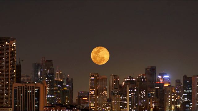 A spectacular view of the Super Pink Moon | 4k смотреть онлайн