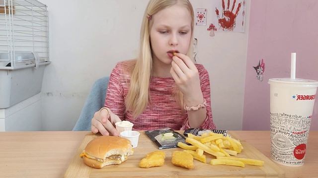 Мукбанг!?Бургер, фры картошка, нагетци и кола!????Eli_Star♡