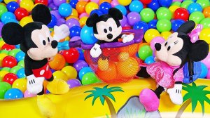 Малыш Маус потерялся в шариках! Игрушки Микки Маус и его семья. Весёлые видео для детей