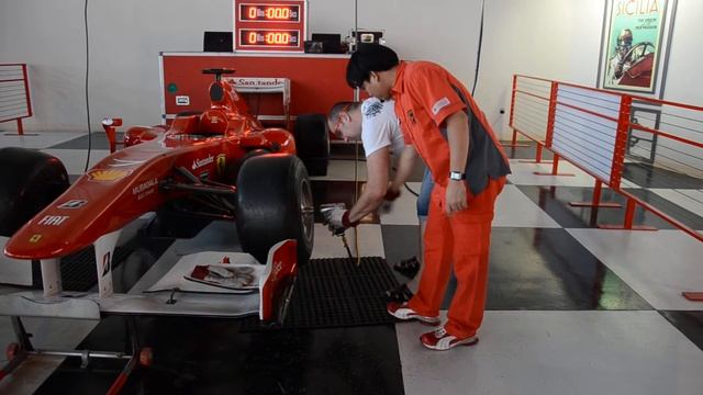 Как я менял колесо на F1 смотреть онлайн