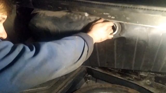 Чистка топливного бака на Mercedes W 124 смотреть онлайн