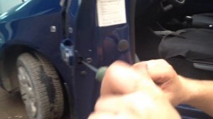 Как снять наружнюю ручку двери на Шкода Фабия. Skoda Fabia