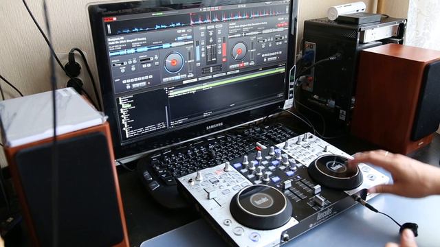 Демонстрация работы DJ-контроллера Hercules DJ Сonsole 4-MX