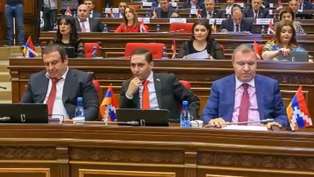 Сторонники Царукяна вошли в зал парламента с флажками Карабаха