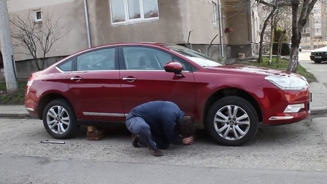 Wheel change without a jack! Citroen C5 Hydractive III+ suspension смотреть онлайн