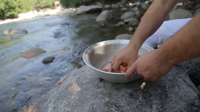 Как приготовить шашлык без мангала на природе!  How To Cook Barbecue Without Brazier In Nature