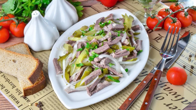 КАК ПРИГОТОВИТЬ ШАХТЕРСКИЙ САЛАТ С СОЛЕНЫМИ ОГУРЦАМИ И МЯСОМ смотреть онлайн