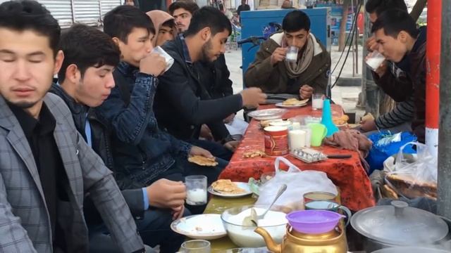 Афғонистон ўзбеклари: сут пишириб сотиш даромадли бўлиб қолди - BBC Uzbek смотреть онлайн