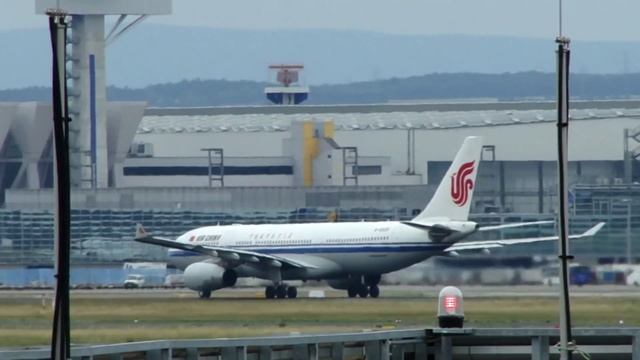 Frankfurt International Airport (FRA) - Take offs and landings - Rwy 25L & 25R смотреть онлайн