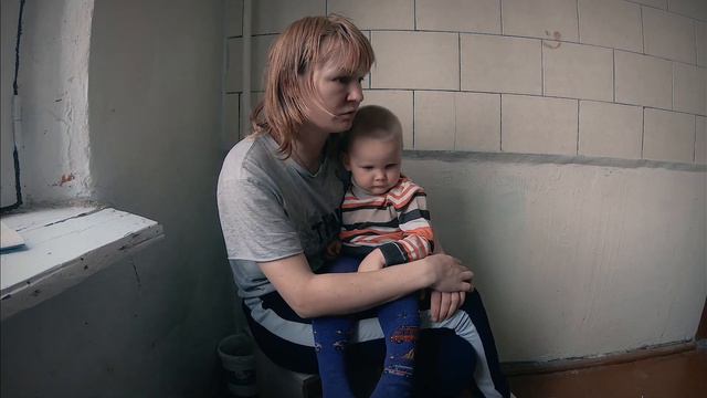 Мама воспитывает пятерых детей одна, после того как ее муж повешался! смотреть онлайн