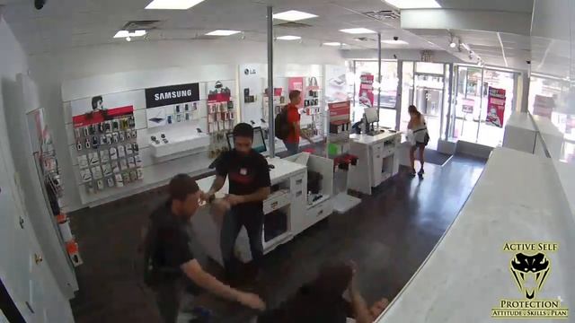 T-Mobile Employee Has Decent Empty-Handed Skills смотреть онлайн