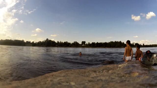 Нырок с камня на реке Нева близ Пеллы. Лето 2014 года. смотреть онлайн