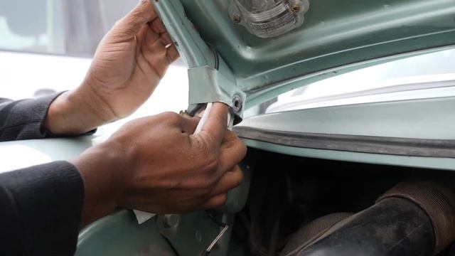 Atlas Lift Support Install 1977 Porsche 911 смотреть онлайн