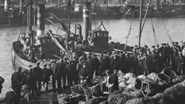 The Shoals Of Herring sung by Ewan MacColl смотреть онлайн