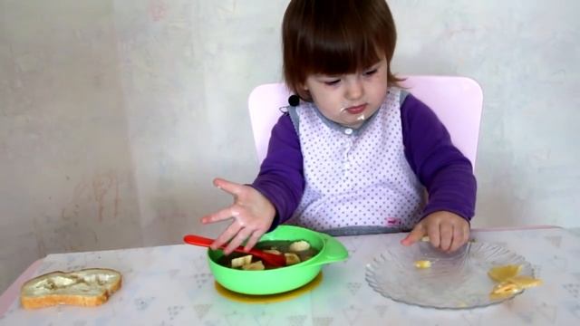 Ребенок кушает кашу собственного приготовления смотреть онлайн