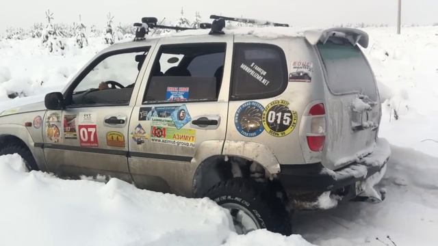 Шеви нива и сугробы.