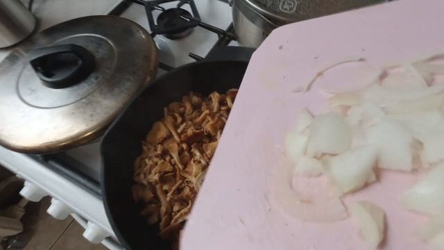 Как вкусно пожарить грибы в сметане смотреть онлайн