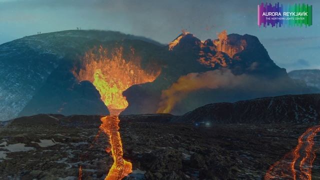 Aurora at Geldingadalir eruption in Iceland смотреть онлайн