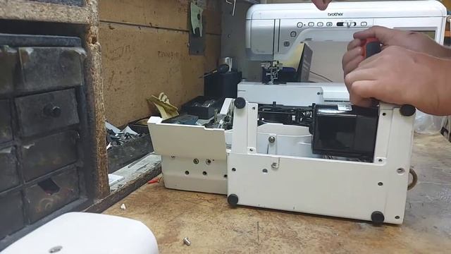 Швейная машина заклинила, нужно только подождать и все пройдет само собой... смотреть онлайн