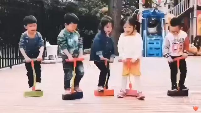 Jumper Toy для прыжков вас и ваших детей! смотреть онлайн