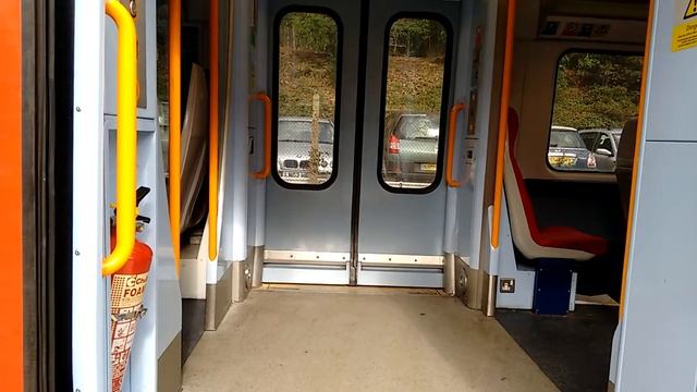 Opening and closing train door on a South West class 458 for random fun! смотреть онлайн
