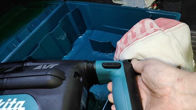 Отбойник Makita HM1213C смотреть онлайн