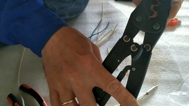 Показываю,как соединять провода способом опрессовки смотреть онлайн