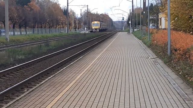 ER2T-7113R электричка прибывает и отправляется со станции Икшкиле. (15:13) смотреть онлайн