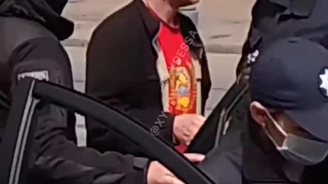 В Одессе сегодня скрутили мужика за то, что он прогуливался в футболке с советской символикой