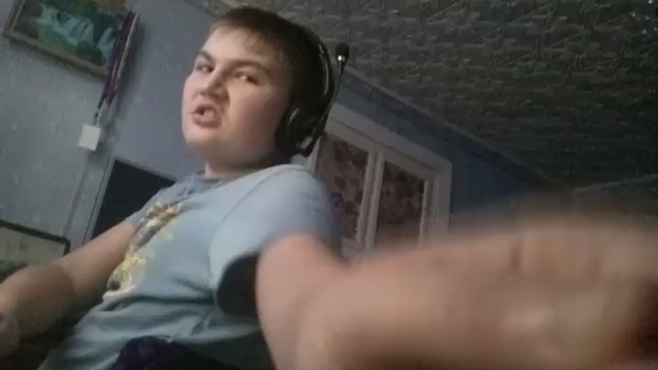 Брат смотрит фильм по ноутбуку смотреть онлайн