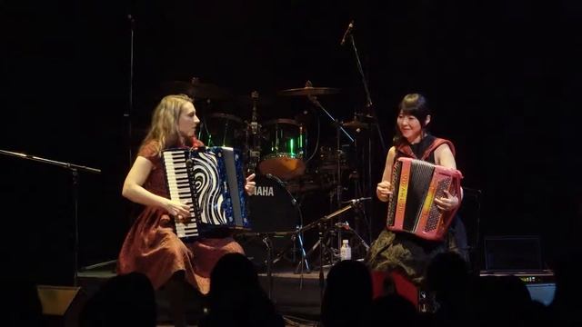 Ellin polkka / Tuulikki Bartosik ＆ Kanako Kato смотреть онлайн