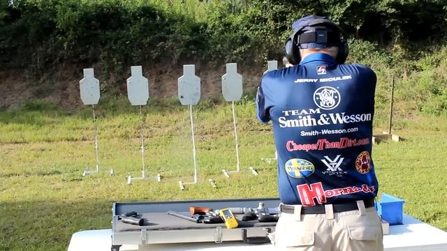 S&W 629 .44 Magnum 6 shots in 1 SECOND with Jerry Miculek! смотреть онлайн