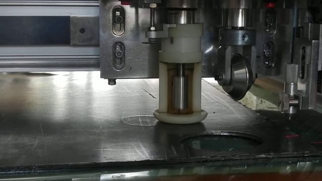 Планшетный режущий плоттер DCZ50-1310 в процессе резки прокладки из армированного листового графита смотреть онлайн