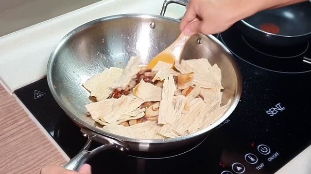 Braised fuzhuk (dried bean curd) 焖腐竹 смотреть онлайн