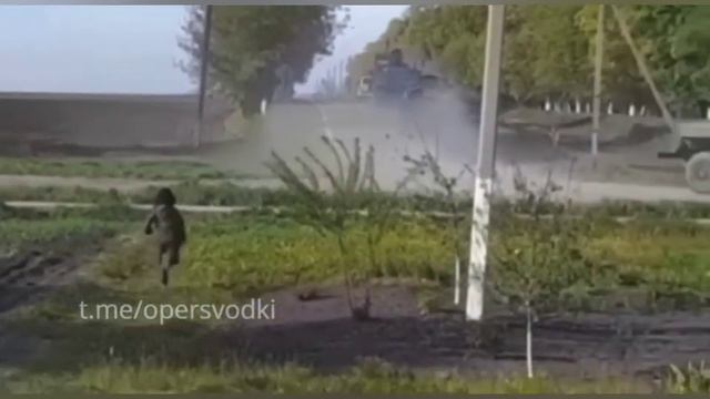 Ребёнок отдаёт честь военной колонне смотреть онлайн