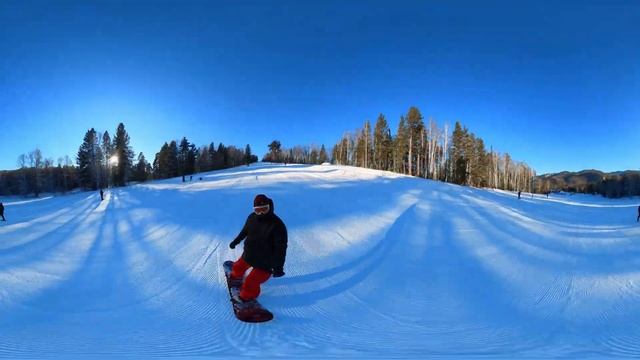 Спуск с горы на базе Сюгеш в Хакасии на сноуборде. Видео 360 смотреть онлайн
