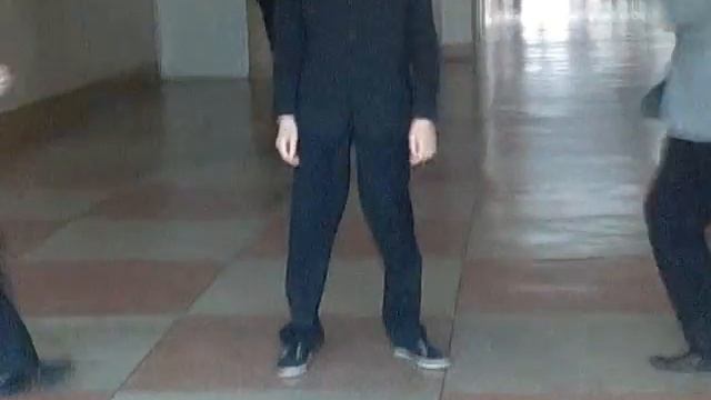 закружился и упал