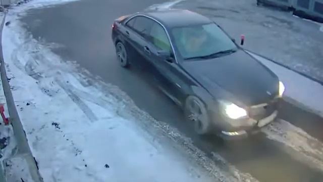 Девушка протаранила ворота смотреть онлайн