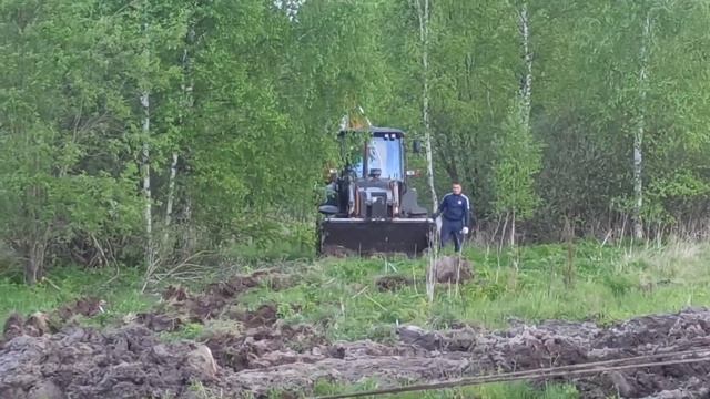 Бульдозер Б10М И Эксковатор спасают трактор из болото смотреть онлайн