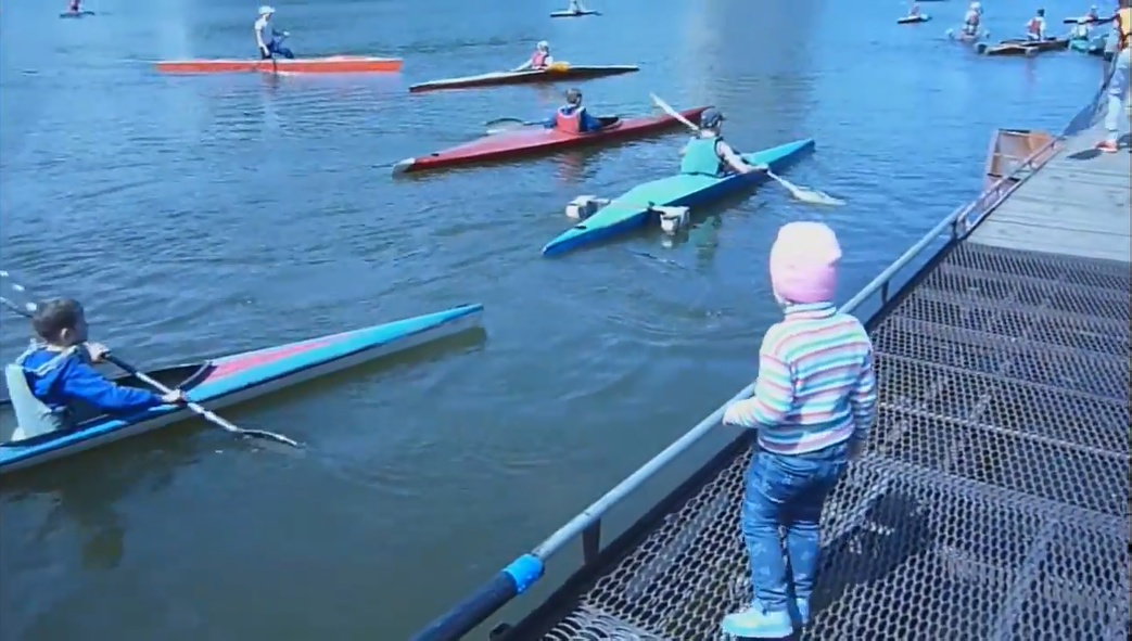 Подготовка обучения байдарки каноэ, детского спорта на реке, навыки гребли подростков