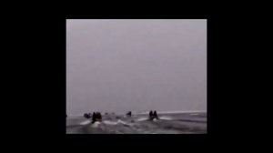 честные браконьеры азовского моря идут домой сквозь лед