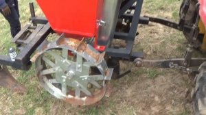 Посадка картофеля двухрядной сажалкой.БЕЛАРУС 320.4